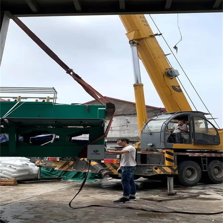 新村镇建筑工地吊装